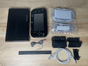 Nintendo Wii U Premium Pack schwarz, 32GB inkl. Mario Kart 8 (vorinstalliert)
