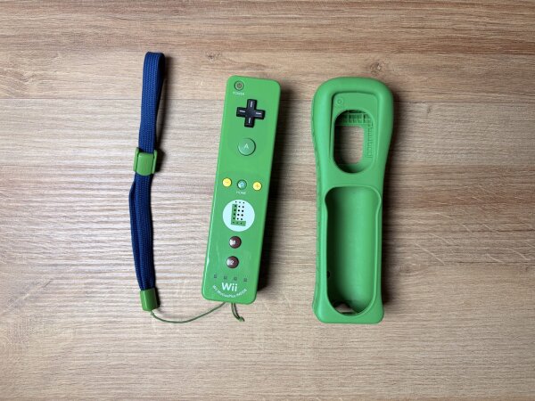 Wii Remote Plus -Luigi Edition