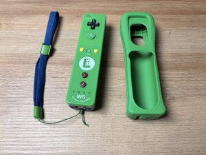 Wii Remote Plus -Luigi Edition